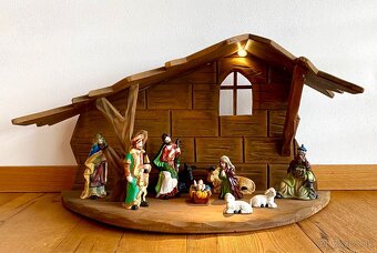 Starý velký krásný dřevěný betlém s osvětlením - 4
