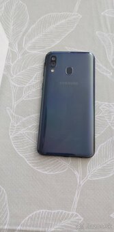SAMSUNG GALAXY A40. 64 GB - 4
