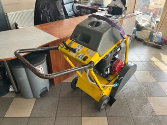 Rezačka špar pila na beton asfalt Wacker Neuson BFS 1345 - 4