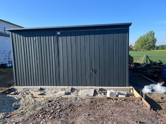 Plechová garáž 5×5 m – tmavý antracit (BTX 7016) - 4