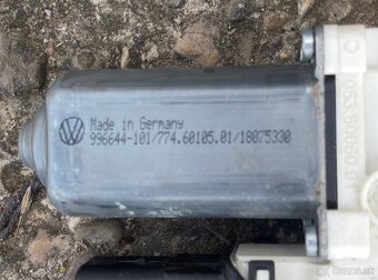 Motorček na sťahovanie okien VW - 4