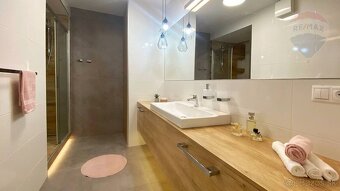 Predaj 3-izbový apartmán 81 m2, balkón 18 m2, výťah, garážov - 4