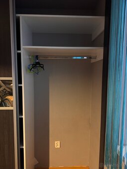 Vstavaná skriňa so zrkadlami - 4