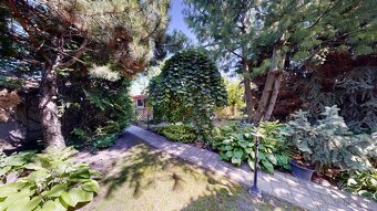 6 izbový rodinný dom s jedinečnou architektúrou,pozemok 1061 - 4