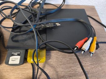 Predám konzolu playstation 2 - 4