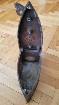 stará liatinová žehlička na uhlie - 4