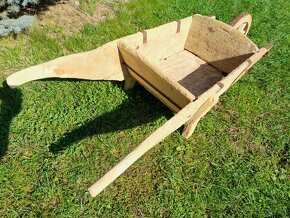Starý drevený fúrik - tragač - barrow - wheelbarrow - 4