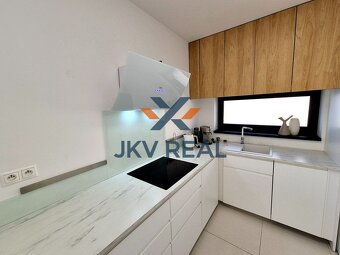 3D OBHLIADKA NA PREDAJ 4-IZBOVÝ RODINNÝ DOM S TERASOU A VEĽ - 4