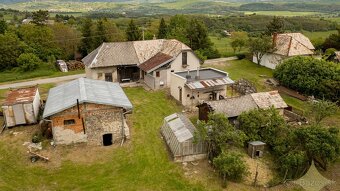 Exkluzívne na predaj gazdovský rodinný dom s pozemkom o rozl - 4