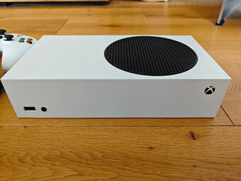 Xbox Series S + 3 ovladace - 4