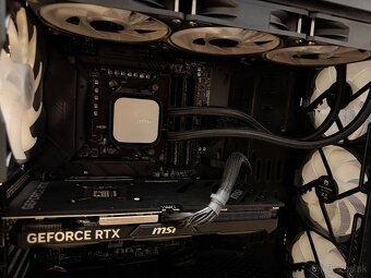 HAL3000 (9800X3D, 4070 Ti Super, Záruka Alza) - 4