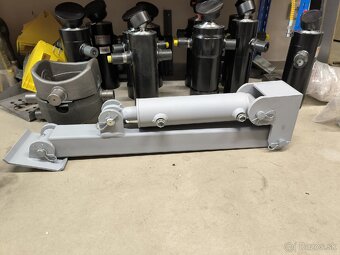 Oporná hydraulická noha na vlečku - 4