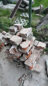 Darujem s laskou cistene (nie idealne) stare tehly.🧱 - 4