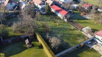Na predaj veľký pozemok 1459 m² so starším RD v Bystričanoch - 4