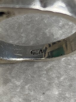 Veľký strieborný prsteň s markasitmi a veľkým zeleným kameňo - 4