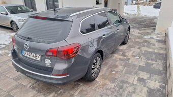 Opel Astra J sportstourer - 4