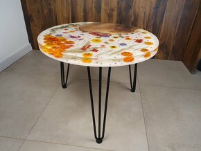 epoxidový stôl s orechom a kvetmi, hodiny z epoxidu - 4