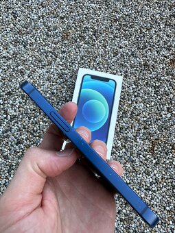 iPhone 12 - baterie 100% - 4