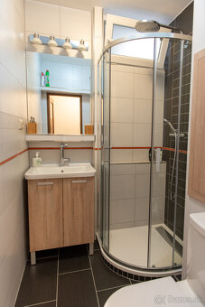 Na prenájom ZREKONŠTRUOVANÝ 2 izbový byt v Púchove+zariadený - 4