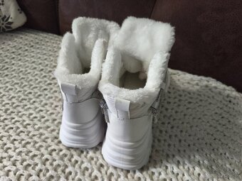 Predám nové zateplené dámske topánky velk.41 - 4