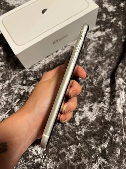 iPhone 11 128 GB, biely – top stav - 4