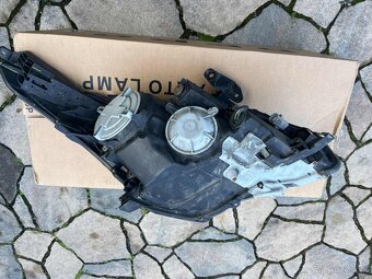 Predné svetlomety Toyota Avensis - 4