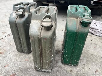 Kanistre na benzím - 4
