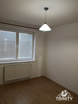 Rezervované Na prenájom 3-izbový byt s balkónom v Nových Zám - 4