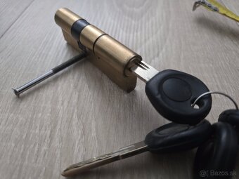 Predám bezpečnostnú cylindrickú vložku + 4x kľúč - 4