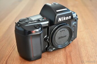 Nikon F90X s dátovou stenou MF-26 a orig strapom - 4