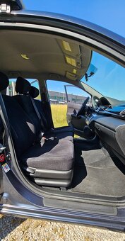 Honda FR-V 6-miestne - 4