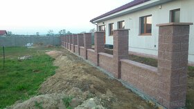 Pokládka zámkovej dlažby, montáž betonových plotov a tvárníc - 4