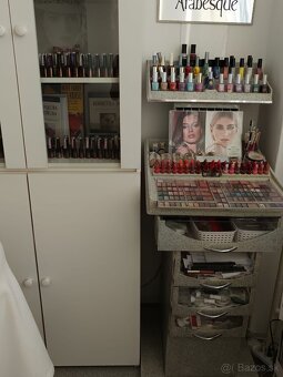 Predám veľký plastový stojan/organizér do salónu - 4