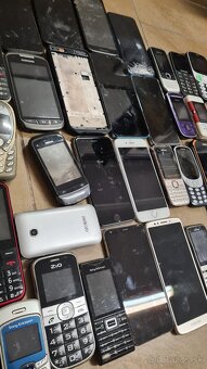 59 kusov mobilov na diely. - 4