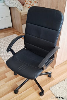 Ponukame na predaj dve stoličky.Obe stolicky su plne funkčne - 4