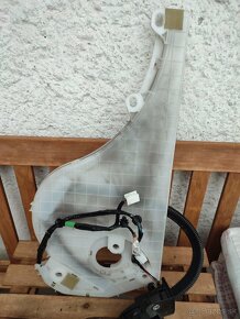 Mazda 5 (CR19, 2005-2010) Modul s konektormi ĽZ dverí - 4