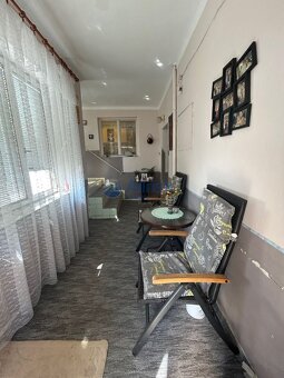 Starší zachovalý rodinný dom v tichej ulici v obci Hájske - 4