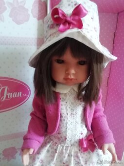 Realisticka babika A. Juan v klobuku 45 cm - 4