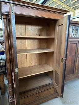 Starožitná policová skriňa - 4
