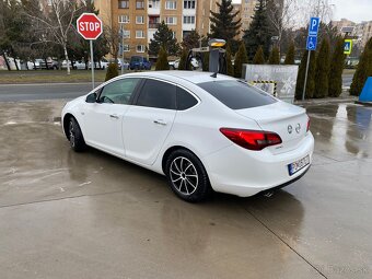 Opel astra NOTCHBACK TURBO 1.4, 103 kw. 2013 - 4