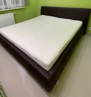 Krásna pohodlná posteľ v 100% stave - 4