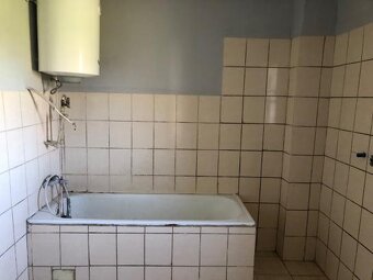 IBA U NÁS Na predaj starší 2-izbový rodinný dom s garážou - 4