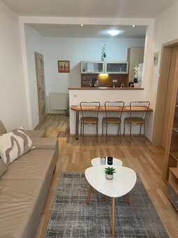 Prenajmem 2 izb. byt v centre Trenčína s parkoviskom - 4