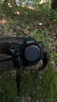 Sony Alpha ii + adaptér a 4 batérie - 4