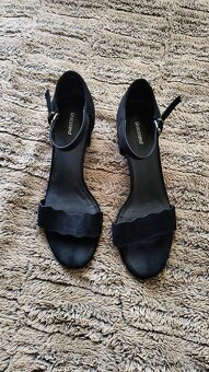 Elegantné čierne sandálky na podpätku - 4
