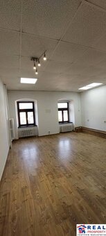 HLAVNÁ: 1.p.- 34,5 m2 - IDEÁLNE na KADERNÍCTVO - VOĽNÉ PRIES - 4