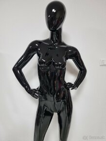 Dámska figurína čierna lesklá na predaj - 4