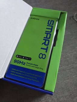 Rozbaleny telefón Infinix Smart 8 – komplet balenie
- 4