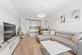 Kompletne zariadený, moderný 2 izbový byt na PREDAJ v Záhors - 4