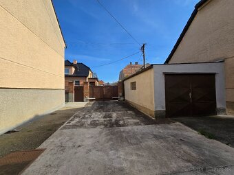 REZERVOVANE: Na predaj 4-izbový rodinný dom s 3 garážami - 4